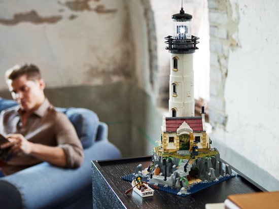 LEGO Ideas Gemotoriseerde vuurtoren met Lichtjes, Modelbouwset voor Volwassenen - 21335