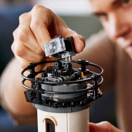 LEGO Ideas Gemotoriseerde vuurtoren met Lichtjes, Modelbouwset voor Volwassenen - 21335